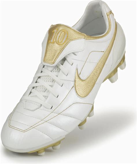 nike ronaldinho cleats.